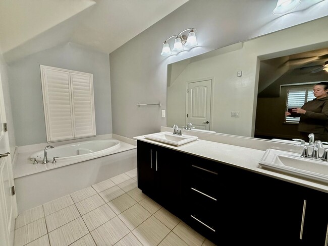 Building Photo - 3 bed plus den patio home