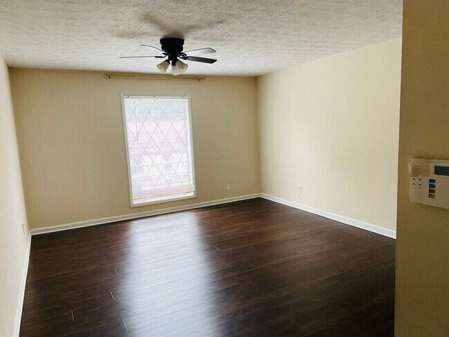 Building Photo - 3 bedrooms /2 bath Condo Available Now