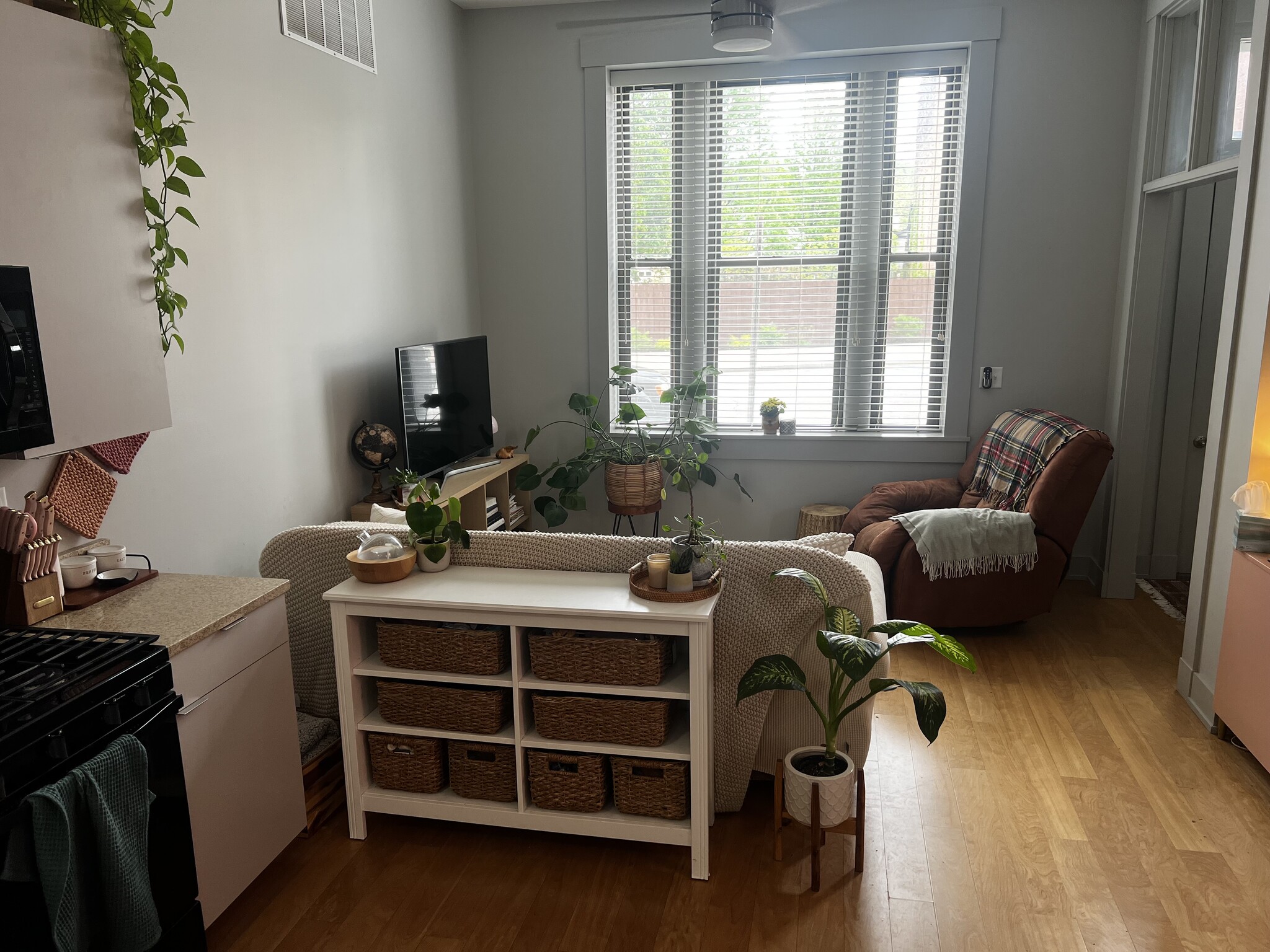 Living room/dem - 2813 Colerain Ave