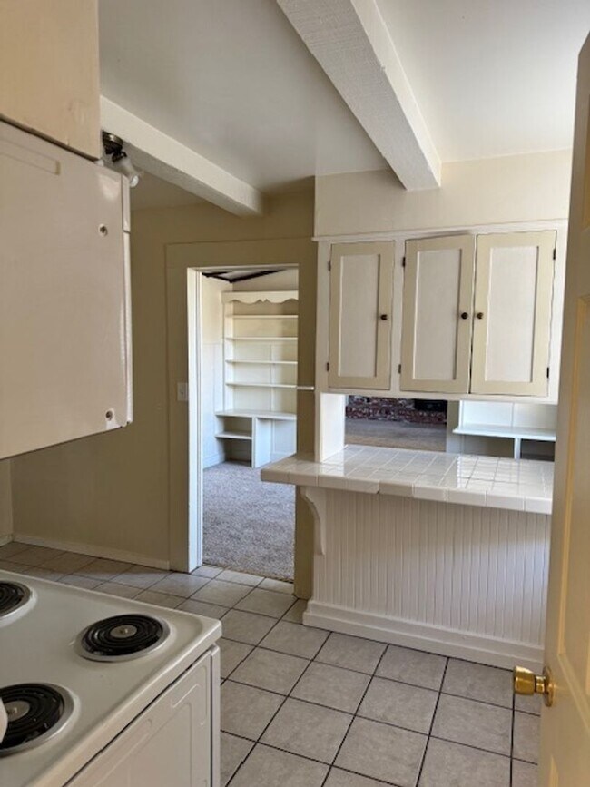 Building Photo - Charming Vintage Home