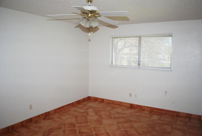 Building Photo - Crowley Cutie