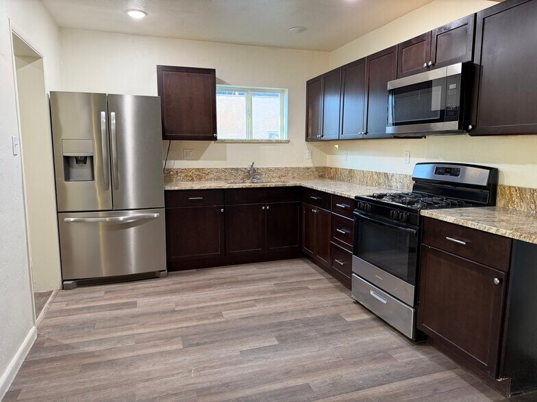 Building Photo - 216 Veranda Rd NW