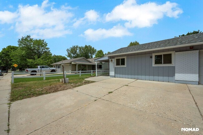 Building Photo - Newly Renovated 4BR Duplex in SW Loveland