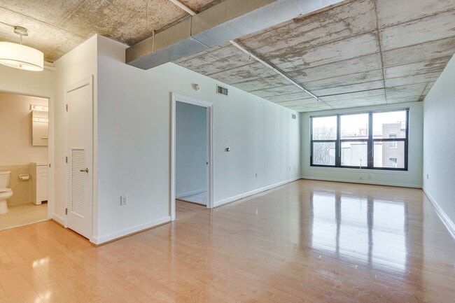 Building Photo - Modern 3 Bed 2 bath condo WITH 2 PARKING S...