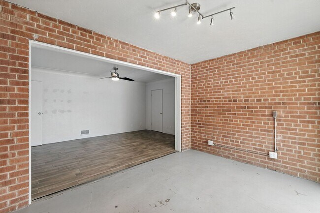 Building Photo - 1520 E 10th St