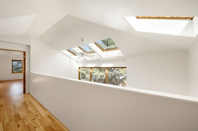 Building Photo - Rustic Loft-Style Home in Arroyo Hondo