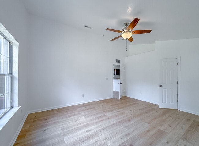 Building Photo - Renovated 3/2 House w/ New Paint/Flooring,...