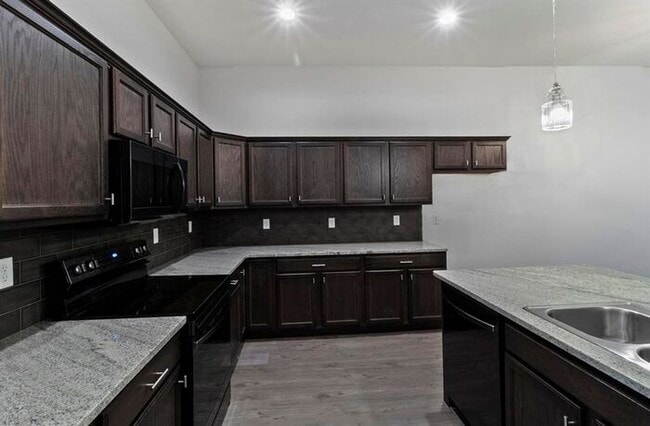 Building Photo - 3 Bed 2 Bath Townhome!