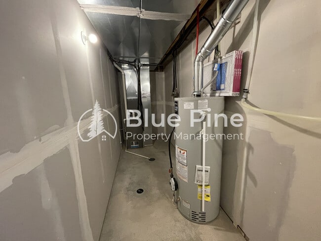 Building Photo - 5844 Wildrose Ave