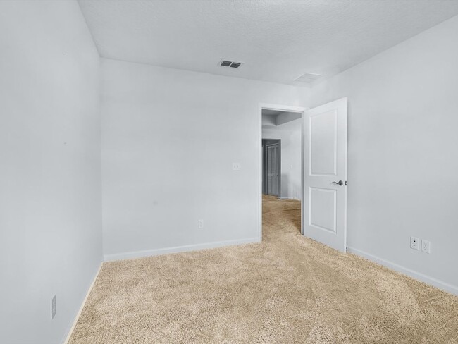 Building Photo - Resort-Style Living in a Spacious 4-Bedroo...