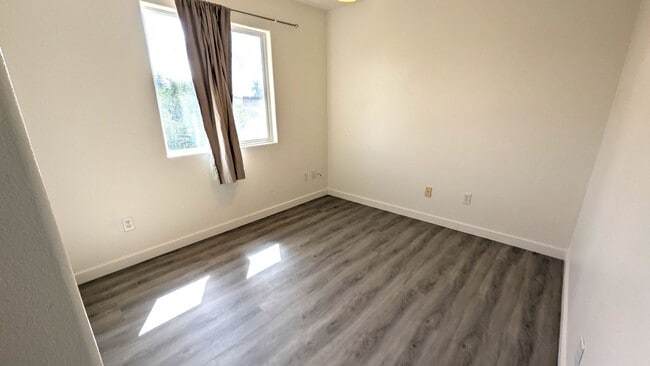 Building Photo - Immaculate 4 Bedroom 2.5 Bath Home