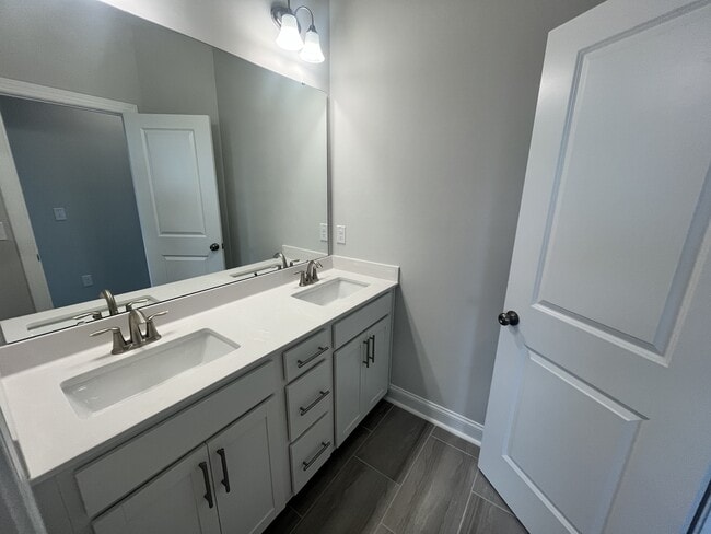 Building Photo - 1160 Topaz Cave Cir