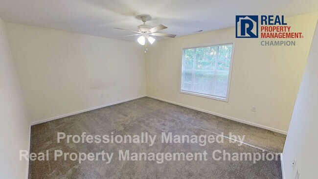 Building Photo - First Floor Condo with Spacious Floorplan