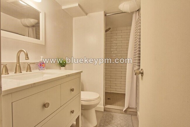 Building Photo - 3 Bed, 2 Bath Home Near McMenamins Kennedy School in NE Portland