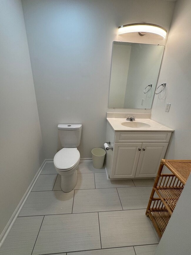 Building Photo - 3 Bedroom 2.5 Bath Townhouse with Full Unf...