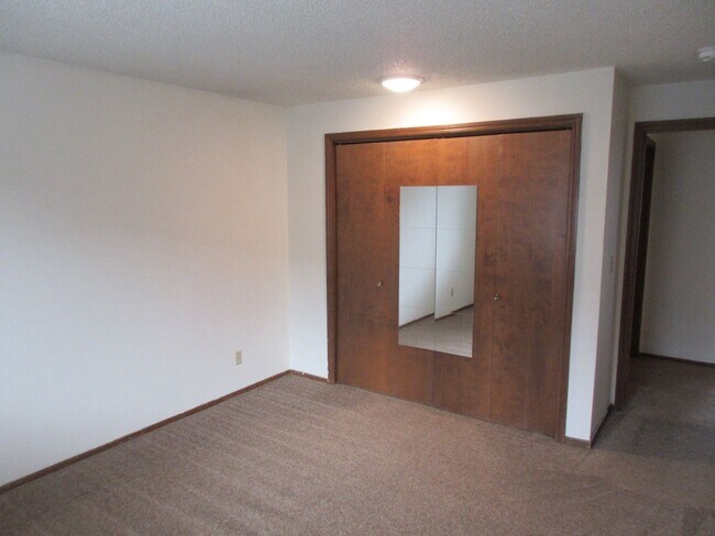 Building Photo - Two Bedroom Apartment Close to Downtown