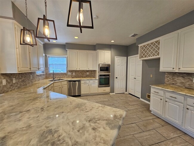 Building Photo - 15015 Dawnbrook Dr
