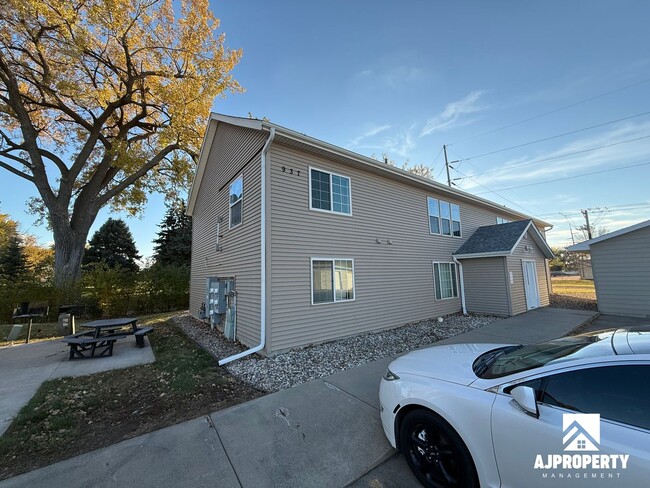 Building Photo - 931 S Newcomb Ave