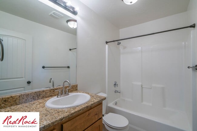 Building Photo - 3 Bedroom & 2.5 Bathroom & Dog Friendly!