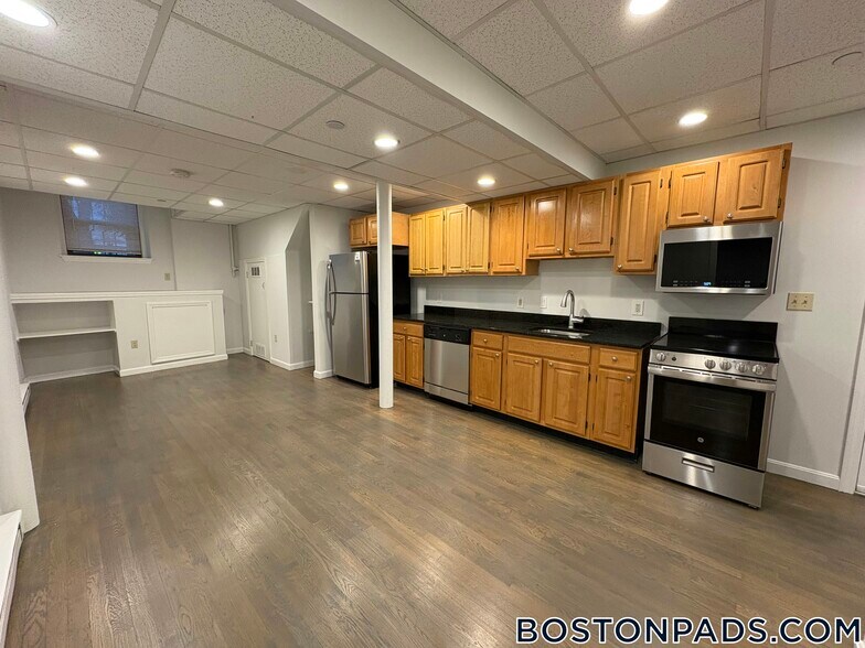 Building Photo - 77 Park Dr