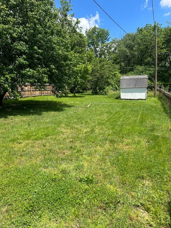 Building Photo - 3 Story Home Available Now Near Campus!