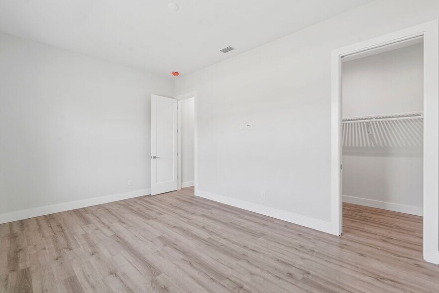 Building Photo - 25434 Alicante Dr