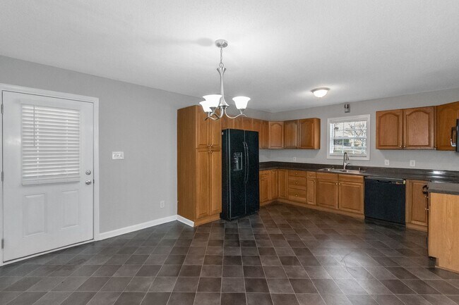 Building Photo - Adorable 3BR / 2Bath Home in Griffin! 1 Acre Lot!