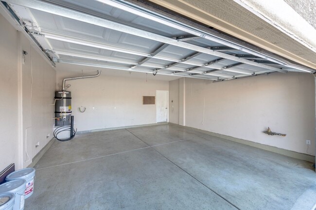 Building Photo - Southwest 5 bd 3 full bath with 2 car gara...