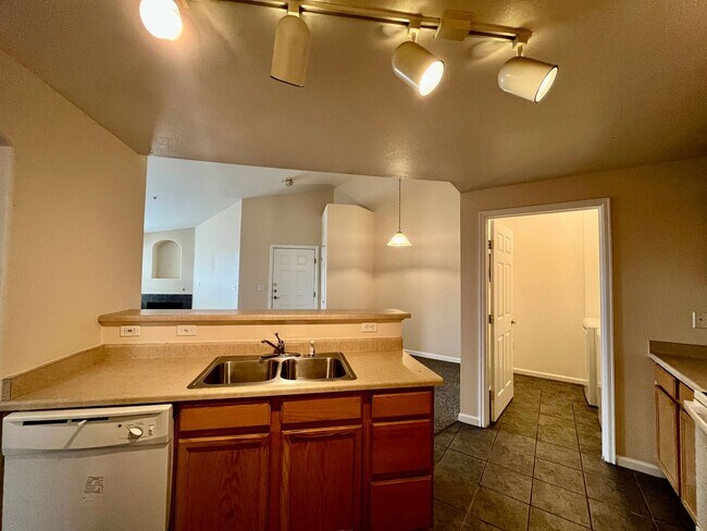 Building Photo - Very nice 2 bed 2 full bath on top floor n...