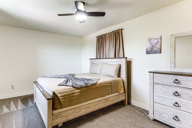 Building Photo - 10 Robbers Roost