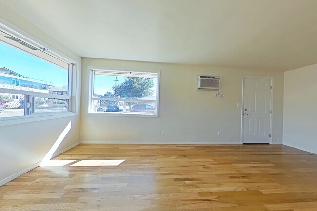 Building Photo - 2 Bedroom Duplex ~ Close to Campus