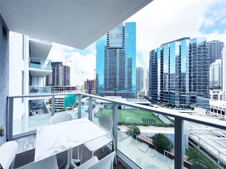 Building Photo - 1300 Brickell Bay Dr