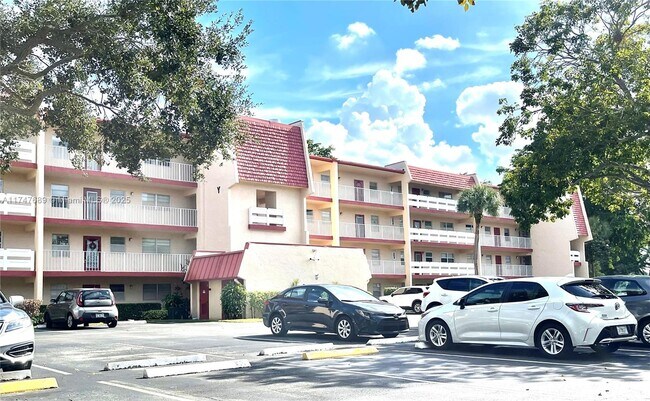Building Photo - 1015 Country Club Dr