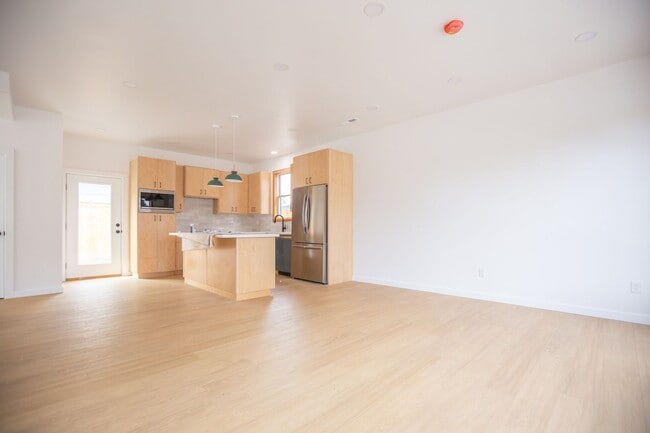 Building Photo - *** 3 Bedroom New Build In SE ! ONE MONTH ...