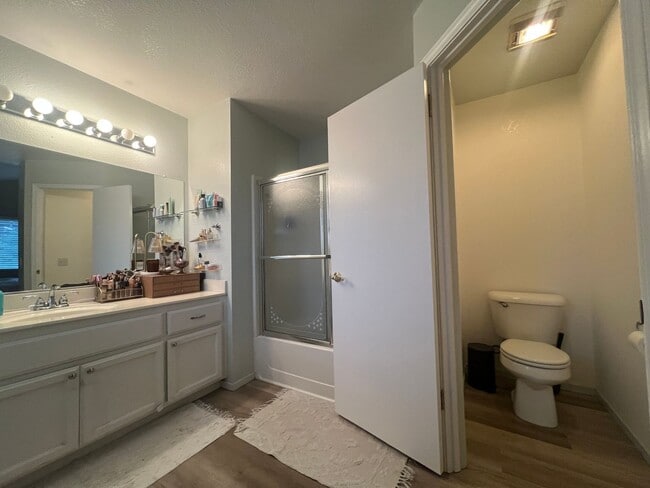 Building Photo - Wonderful 4 Bedroom Home Near Parks With Shopping Nearby!