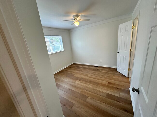 Building Photo - Impeccably Clean Warren Ranch!
