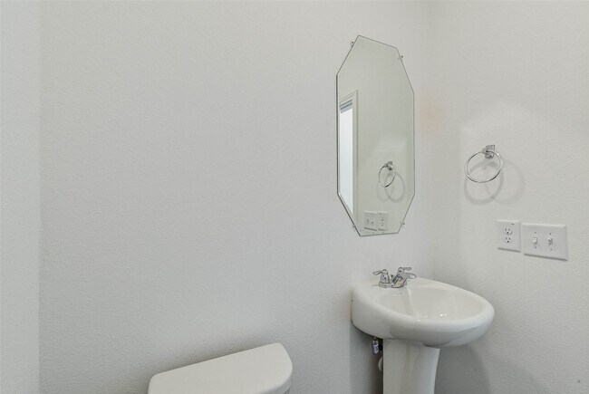 Building Photo - 25821 Hedgerow Dr