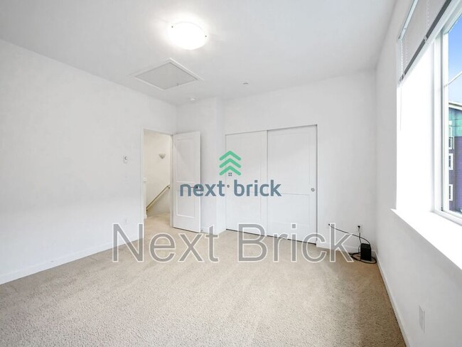 Building Photo - 15779 NE 15th St