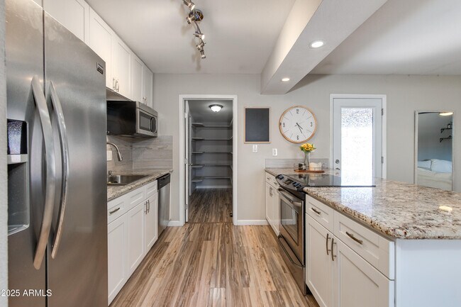 Building Photo - 3009 E Dahlia Dr