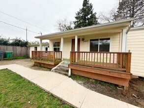 Building Photo - Awesome Mid-Century Classic 3-Bedroom House in NE Portland - $100 OFF FIRST MONTH