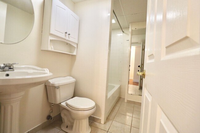 Building Photo - 2 Bedroom/2 Bath Townhouse near Stadium - ...