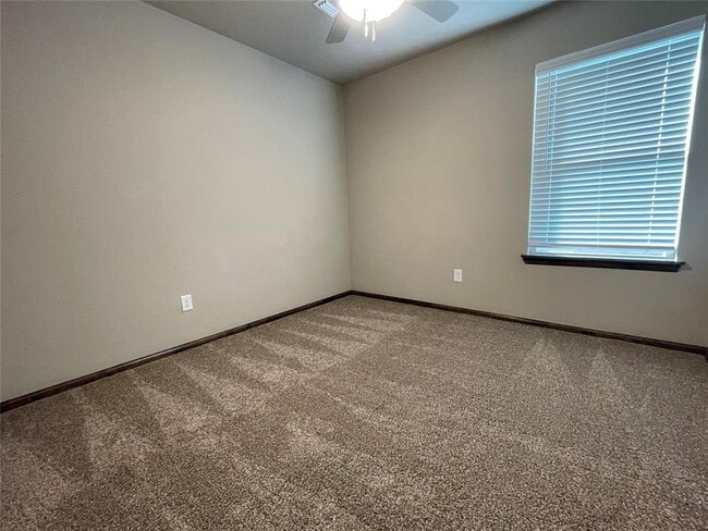 Building Photo - 2033 Sara Vista Dr