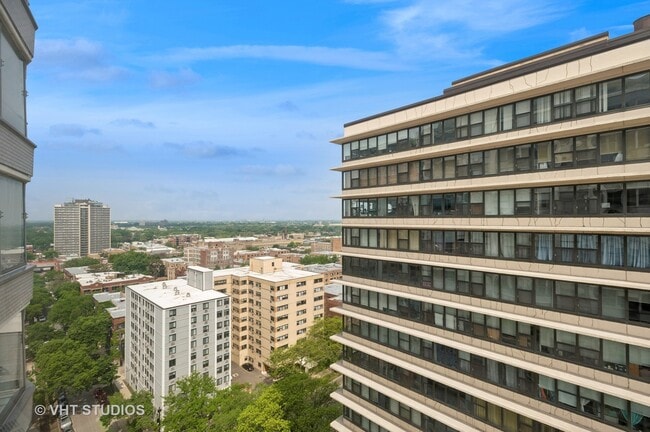 Building Photo - 5757 N Sheridan Rd