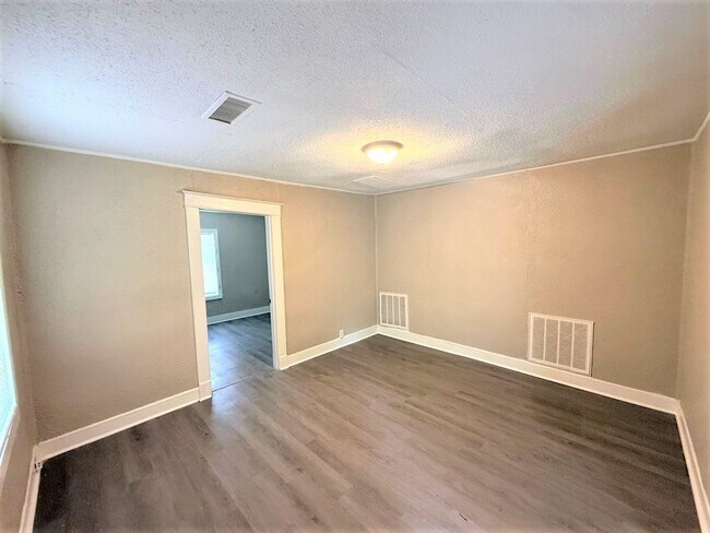 Building Photo - Reduced rent ~ Charming 3BR Memphis Home with Bright Living Space & Backyard Retreat