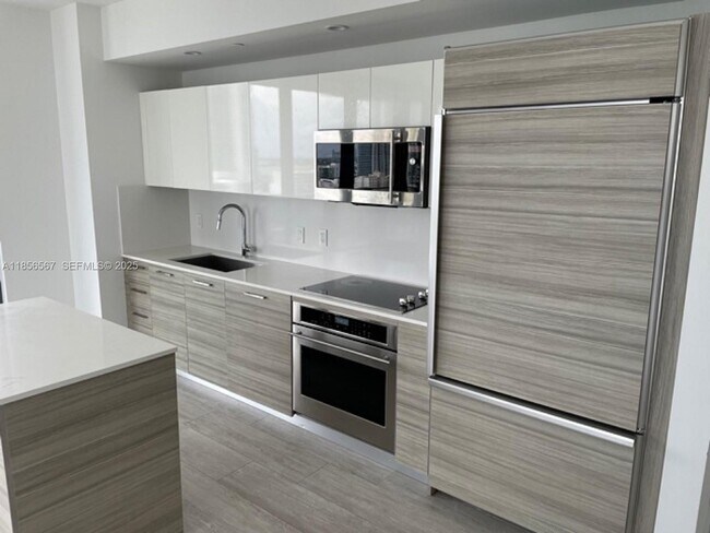 Building Photo - 121 NE 34th St