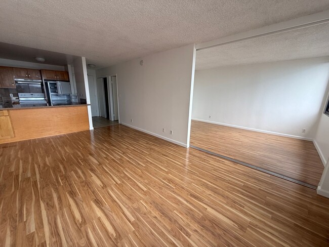 Building Photo - Kukui Plaza Diamond Head Tower 1 bedroom 1...