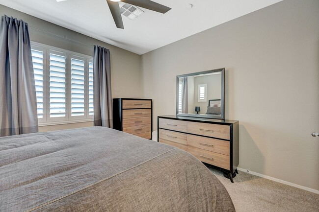 Building Photo - Modern 3 Bedroom Townhouse near Blue Diamond