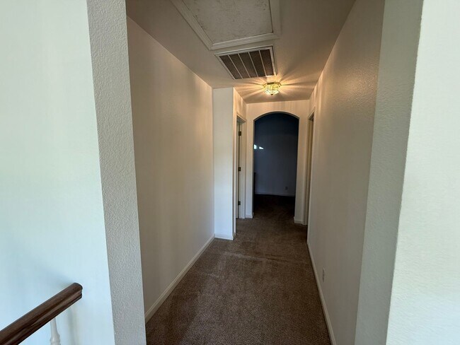 Building Photo - Large two story in Rose Hollow neighborhoo...