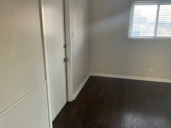 Building Photo - 515 Cave Ln