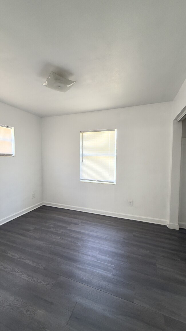 Building Photo - 231 N Collen Rd